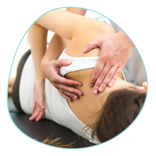 Mujer recibiendo masaje en la espalda
